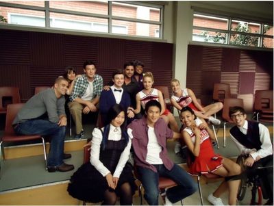 John Stamos with Cast of GLEE Photo